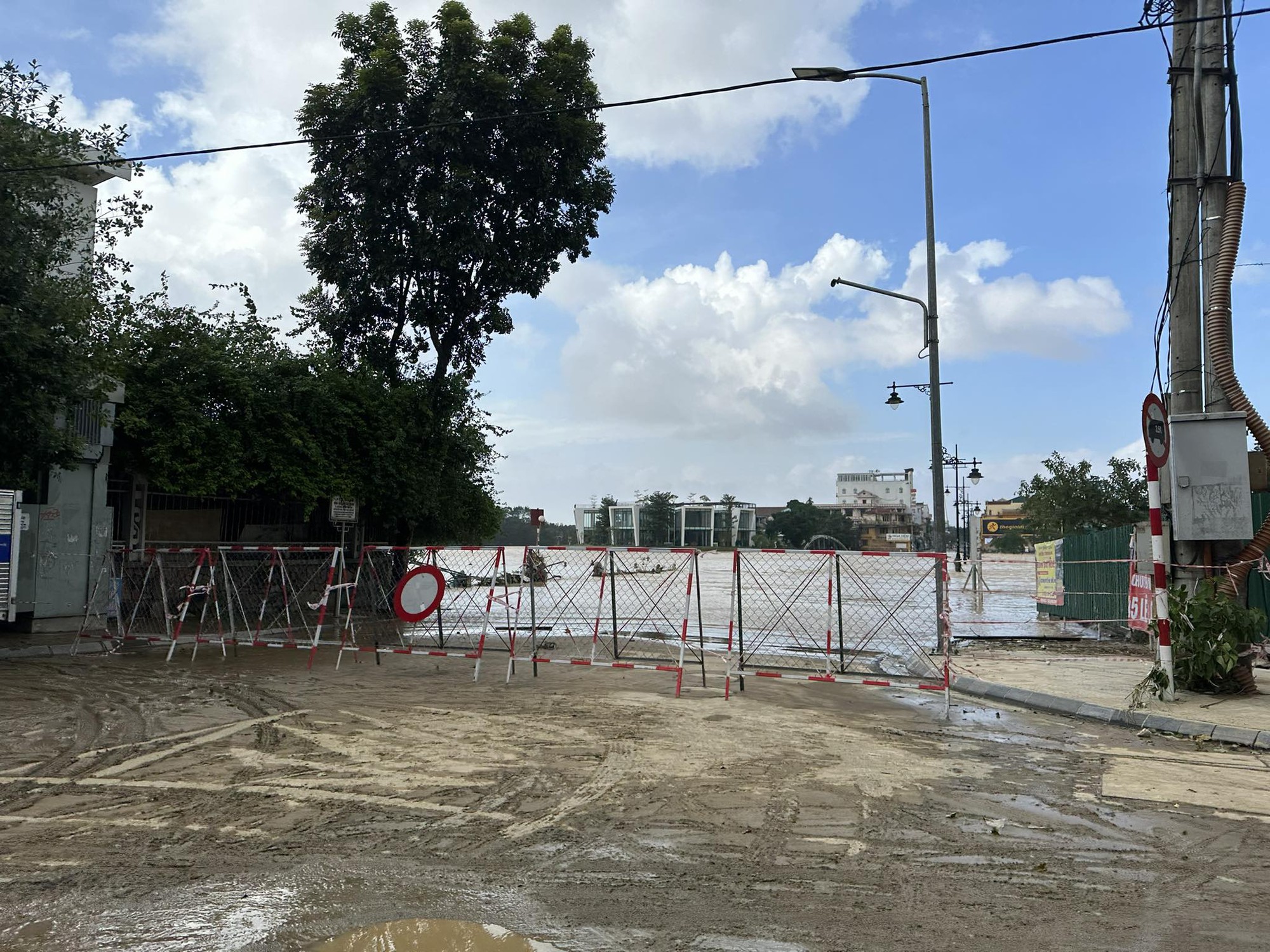 Sau lũ lụt, lũ bùn vây bủa TP Huế - Ảnh 6.