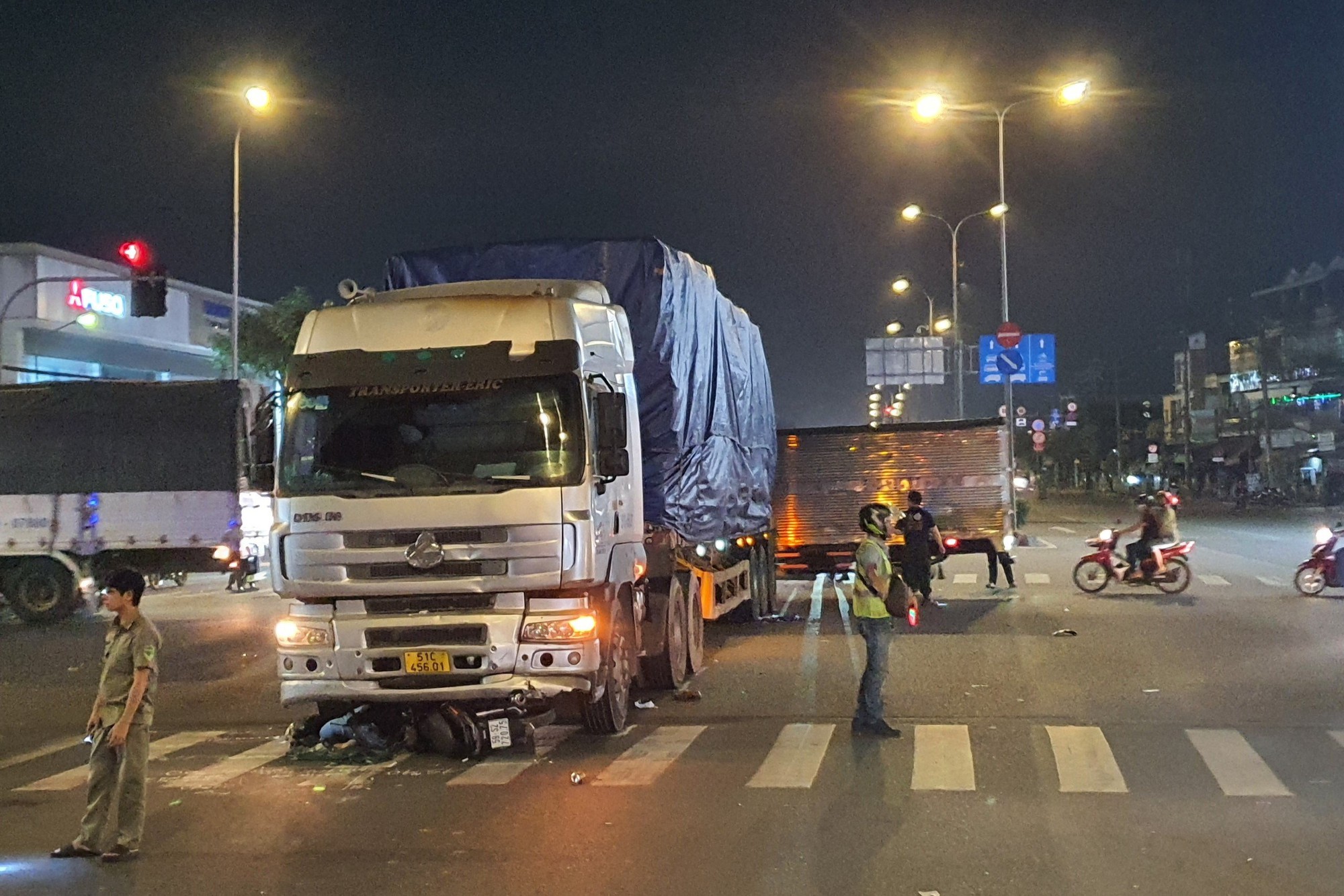 Một người tử vong sau va chạm với xe tải kéo rơ-moóc trên Quốc lộ 1