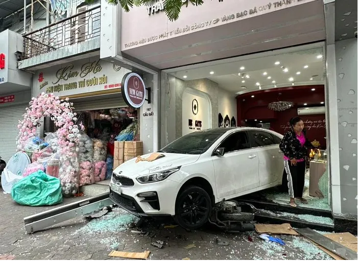 Vụ nữ tài xế lùi xe vào cửa hàng trang sức: Nhân viên bảo vệ tử vong
