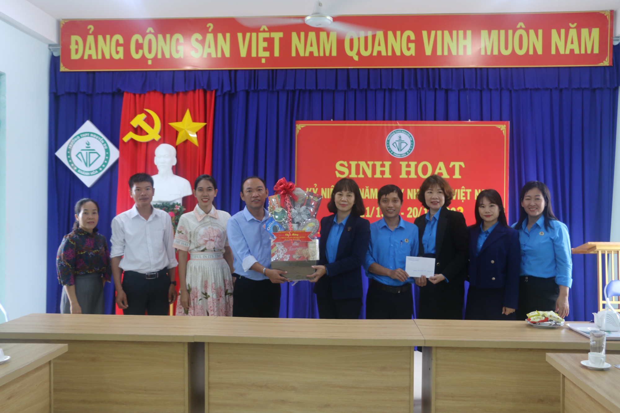 LĐLĐ Kh&aacute;nh Ho&agrave; thăm, ch&uacute;c mừng Ng&agrave;y Nh&agrave; gi&aacute;o Việt Nam - Ảnh 2.