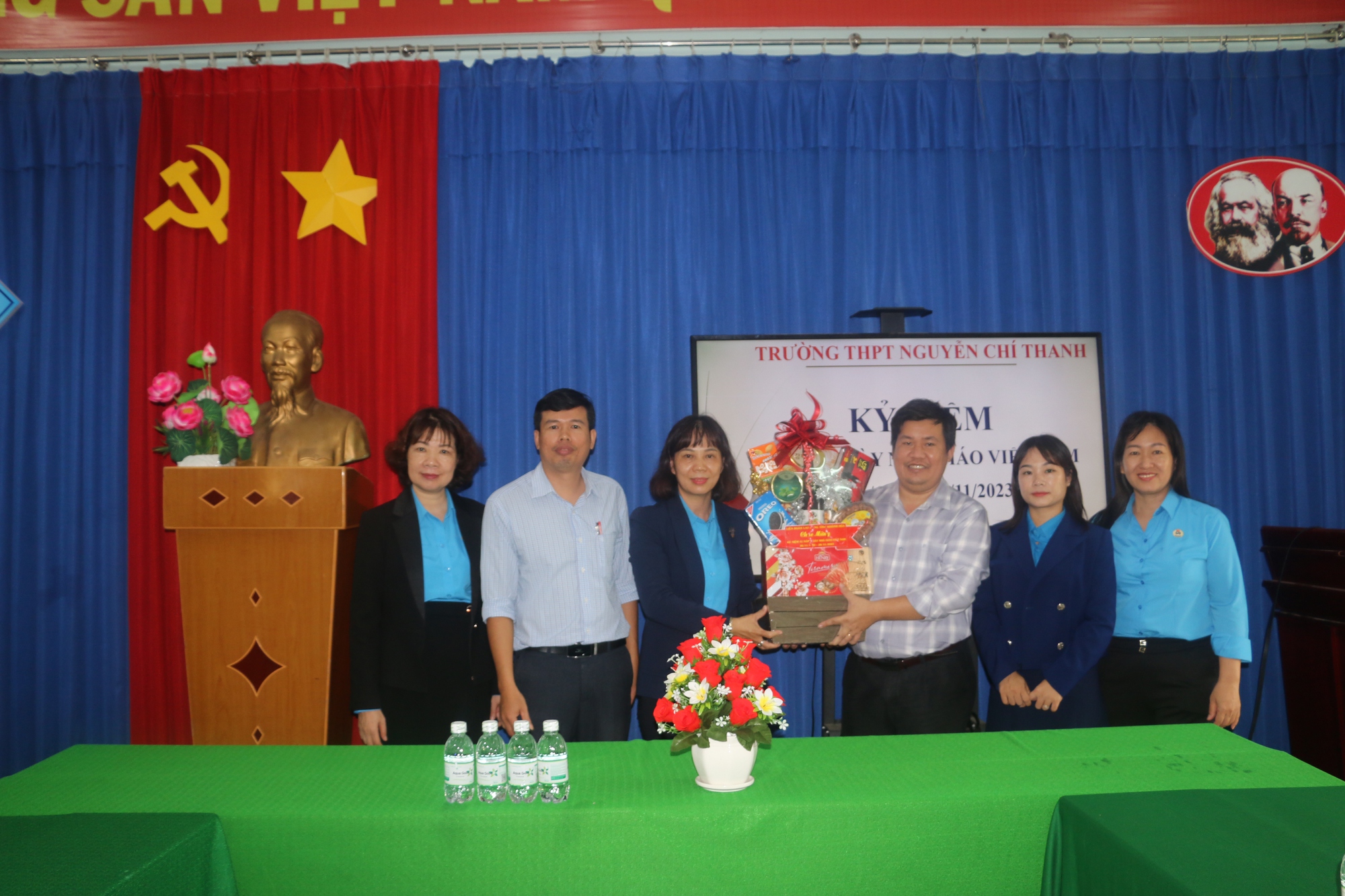 LĐLĐ Kh&aacute;nh Ho&agrave; thăm, ch&uacute;c mừng Ng&agrave;y Nh&agrave; gi&aacute;o Việt Nam - Ảnh 1.