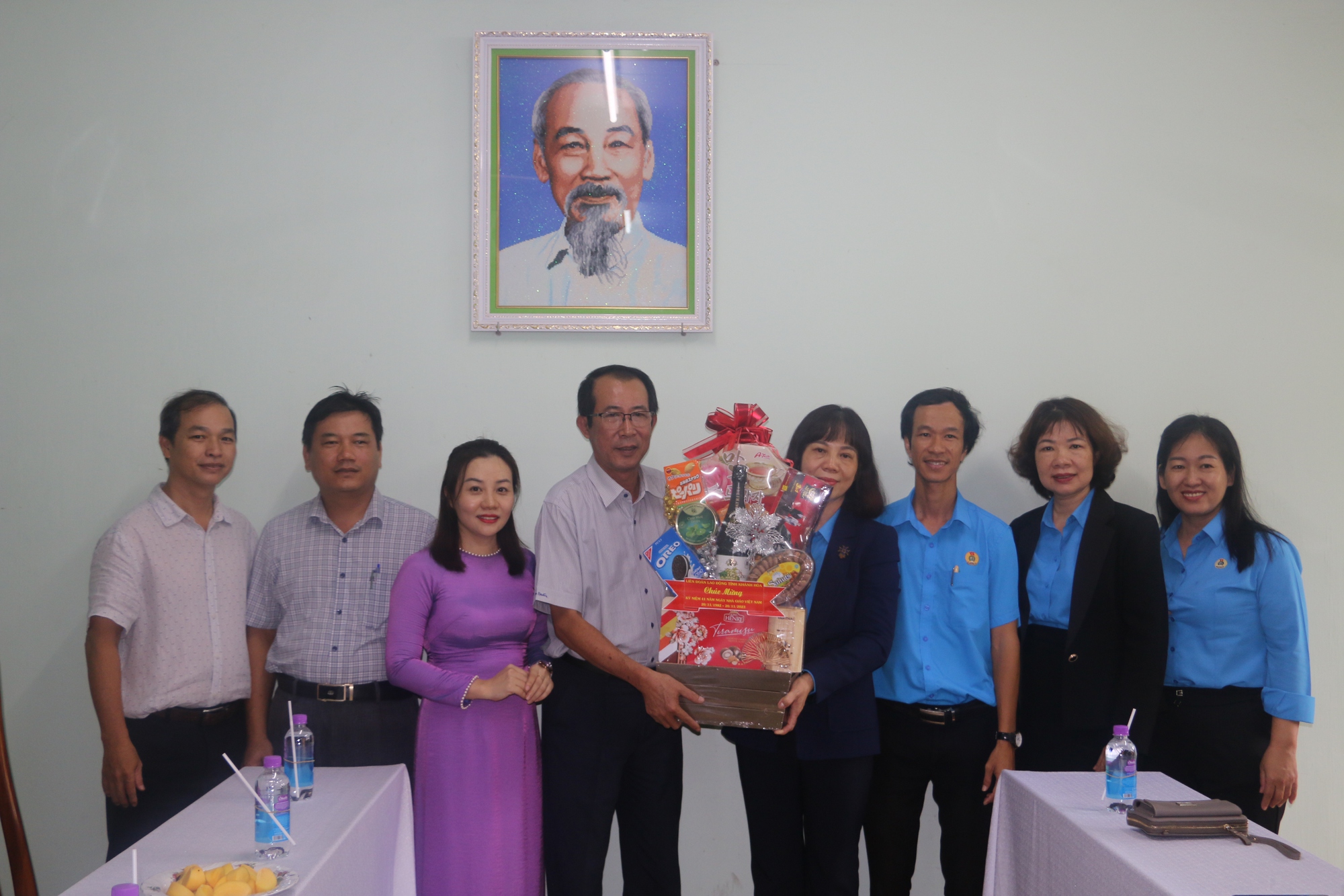 LĐLĐ Kh&aacute;nh Ho&agrave; thăm, ch&uacute;c mừng Ng&agrave;y Nh&agrave; gi&aacute;o Việt Nam - Ảnh 3.