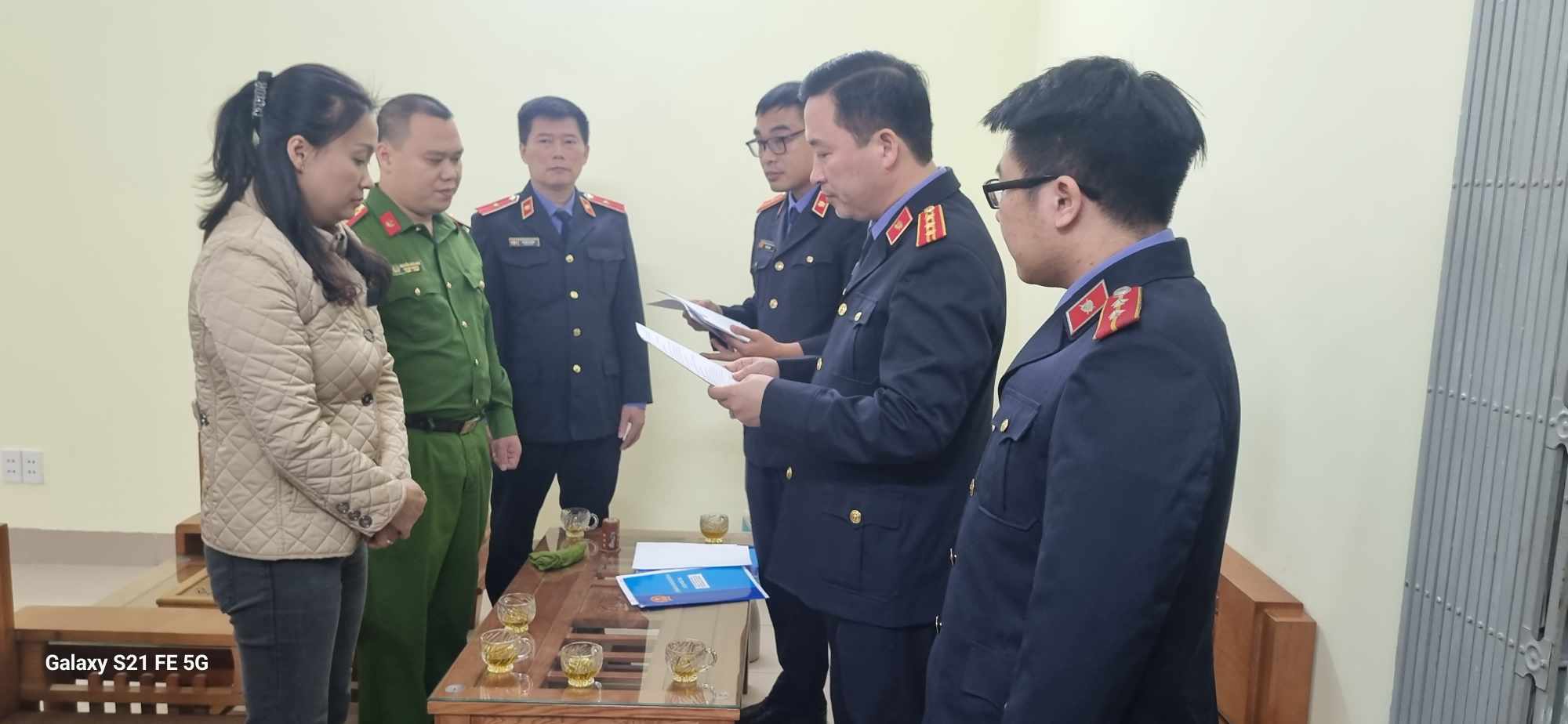 VIDEO: Bắt một chấp h&agrave;nh vi&ecirc;n cơ quan thi h&agrave;nh &aacute;n - Ảnh 1.