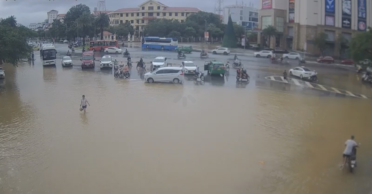 Nước s&ocirc;ng Hương đang r&uacute;t nhưng cảnh b&aacute;o t&aacute;i ngập - Ảnh 1.