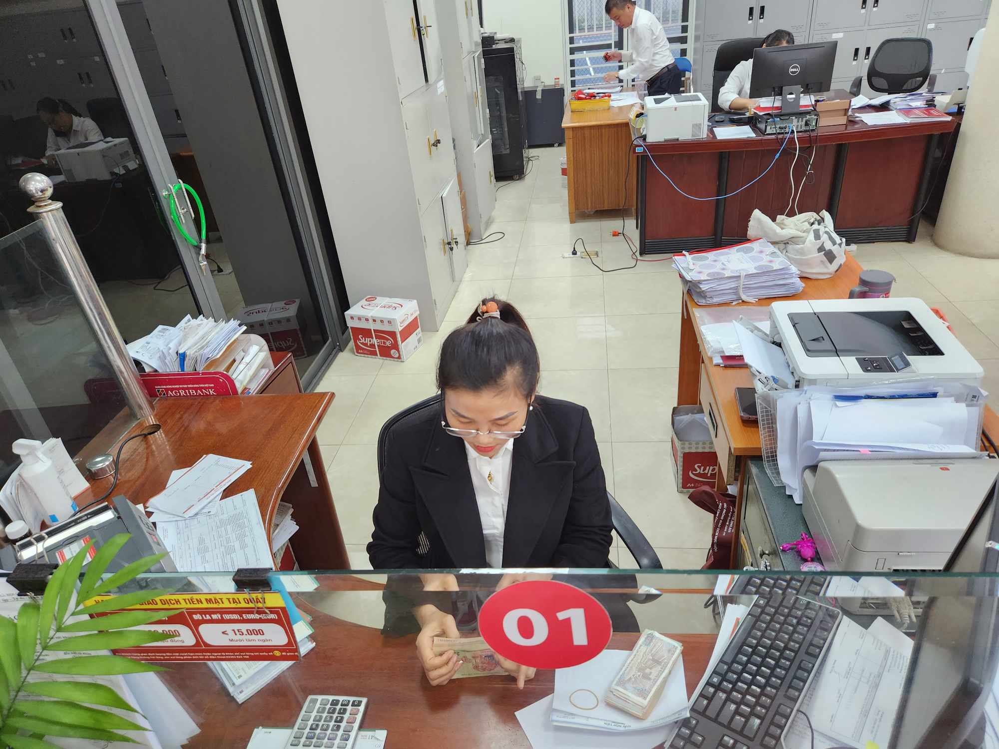 Vụ xông vào cướp ngân hàng: Nghi phạm là phó giám đốc - Ảnh 4.