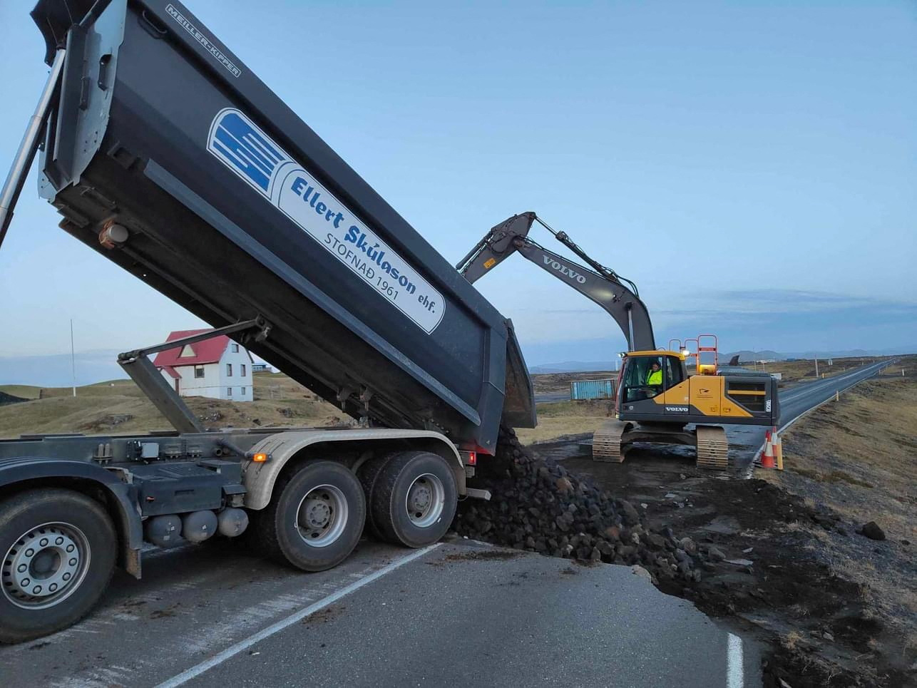 Đường hầm mắc-ma dài 15 km sôi sục trong lòng Iceland - Ảnh 2.