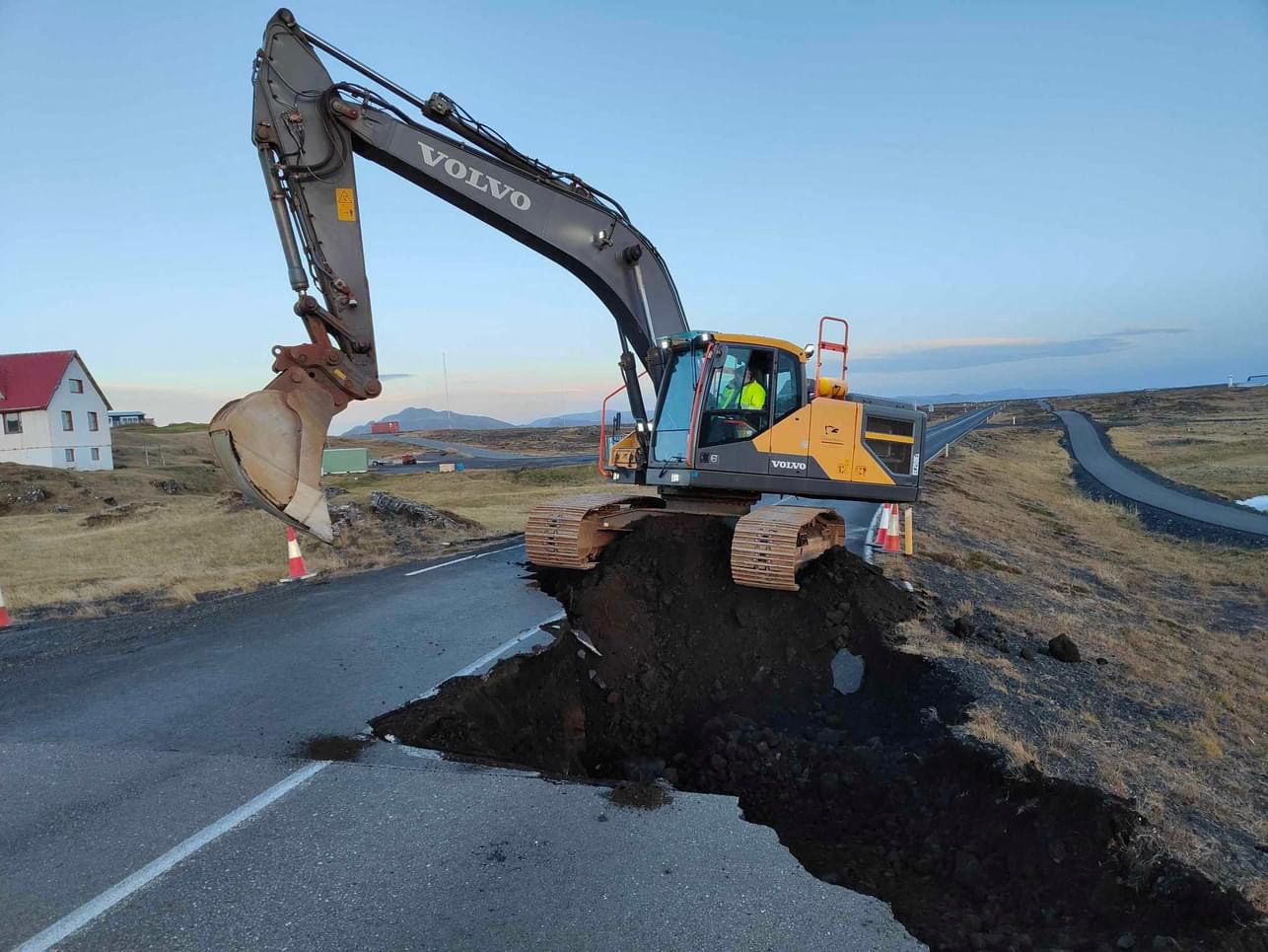 Đường hầm mắc-ma dài 15 km sôi sục trong lòng Iceland - Ảnh 3.