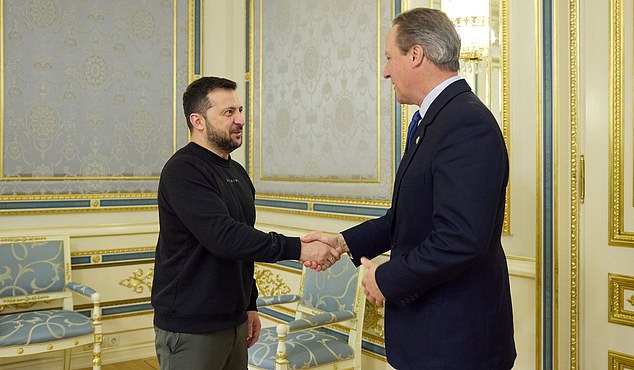Vừa nhậm chức Ngoại trưởng Anh, ông David Cameron lập tức đến Ukraine