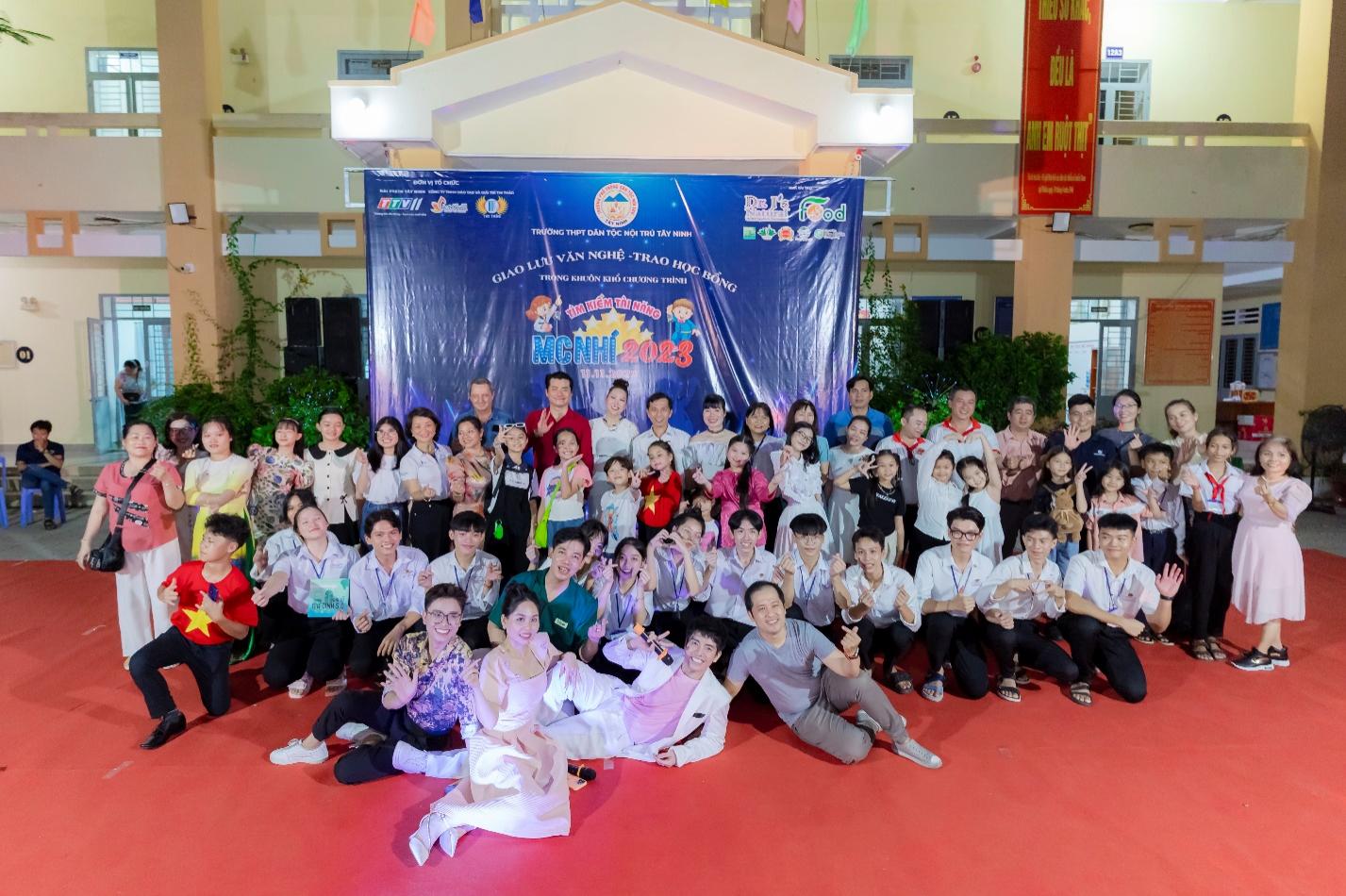 "Tìm kiếm tài năng MC nhí" giao lưu và tặng quà cho học sinh trường Nội trú dân tộc Tây Ninh