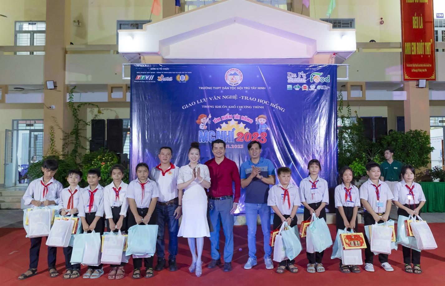 T&igrave;m kiếm t&agrave;i năng MC nh&iacute; giao lưu v&agrave; tặng qu&agrave; cho học sinh trường Nội tr&uacute; d&acirc;n tộc T&acirc;y Ninh - Ảnh 2.