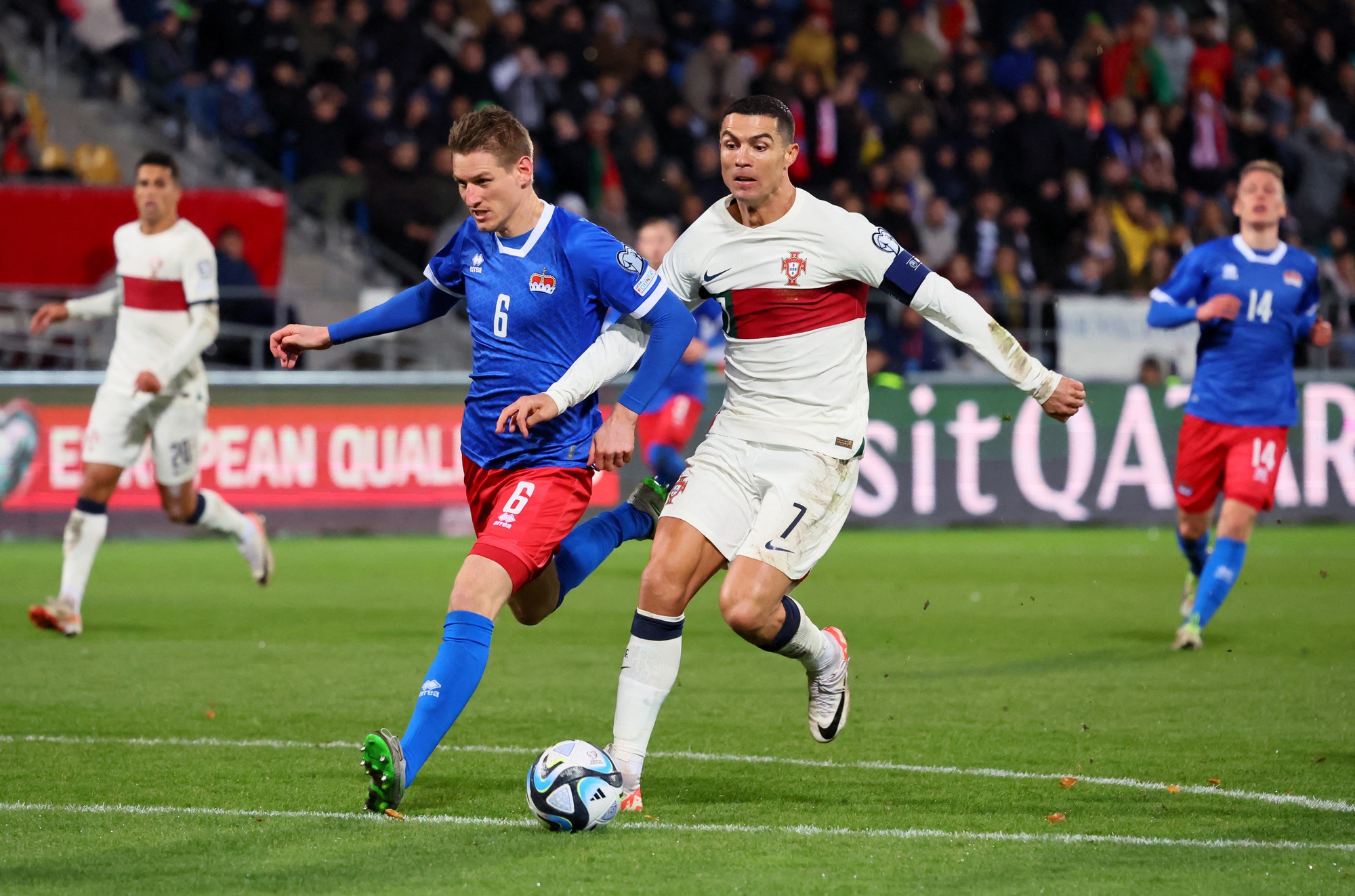 Ronaldo giúp Bồ Đào Nha nối dài mạch thắng kỷ lục ở vòng loại EURO