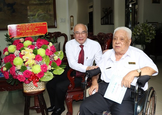 L&atilde;nh đạo TP HCM thăm c&aacute;c nh&agrave; gi&aacute;o ti&ecirc;u biểu - Ảnh 4.
