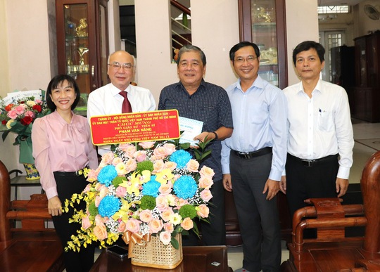 L&atilde;nh đạo TP HCM thăm c&aacute;c nh&agrave; gi&aacute;o ti&ecirc;u biểu - Ảnh 5.