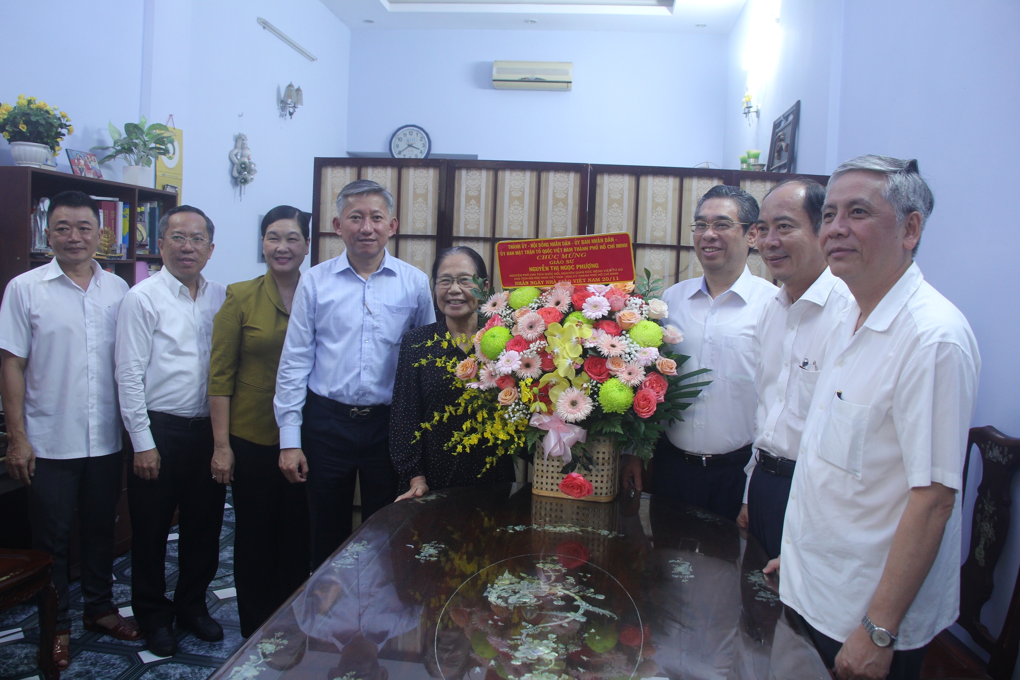 L&atilde;nh đạo TP HCM thăm c&aacute;c nh&agrave; gi&aacute;o ti&ecirc;u biểu - Ảnh 3.
