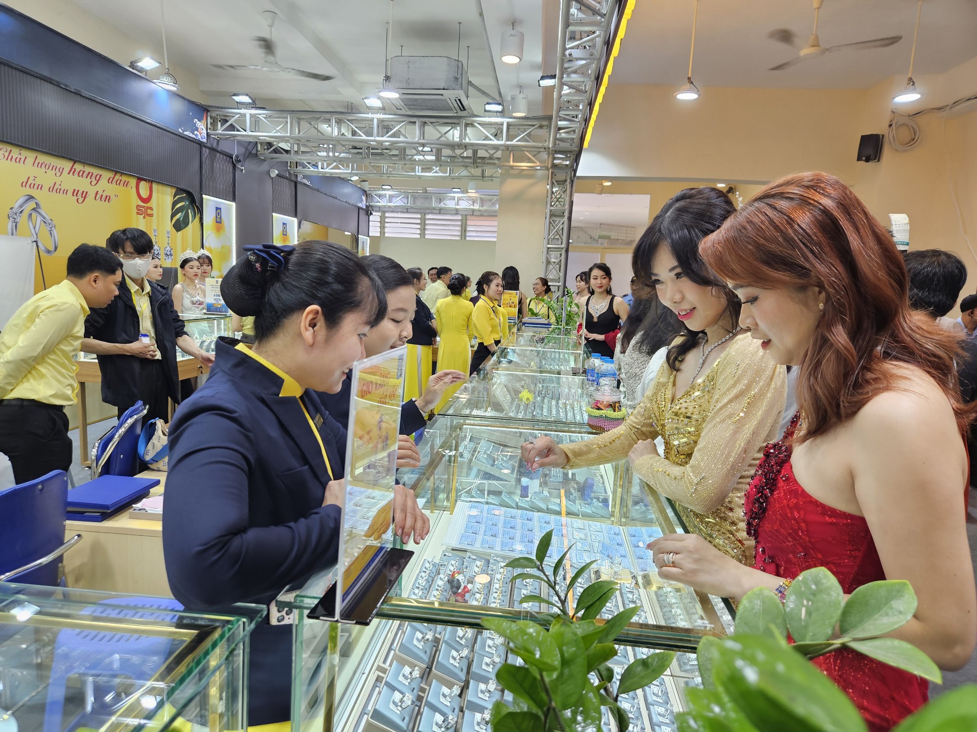 Đ&ocirc;ng nghẹt người đi mua v&agrave;ng, kim cương ở TP HCM - Ảnh 3.