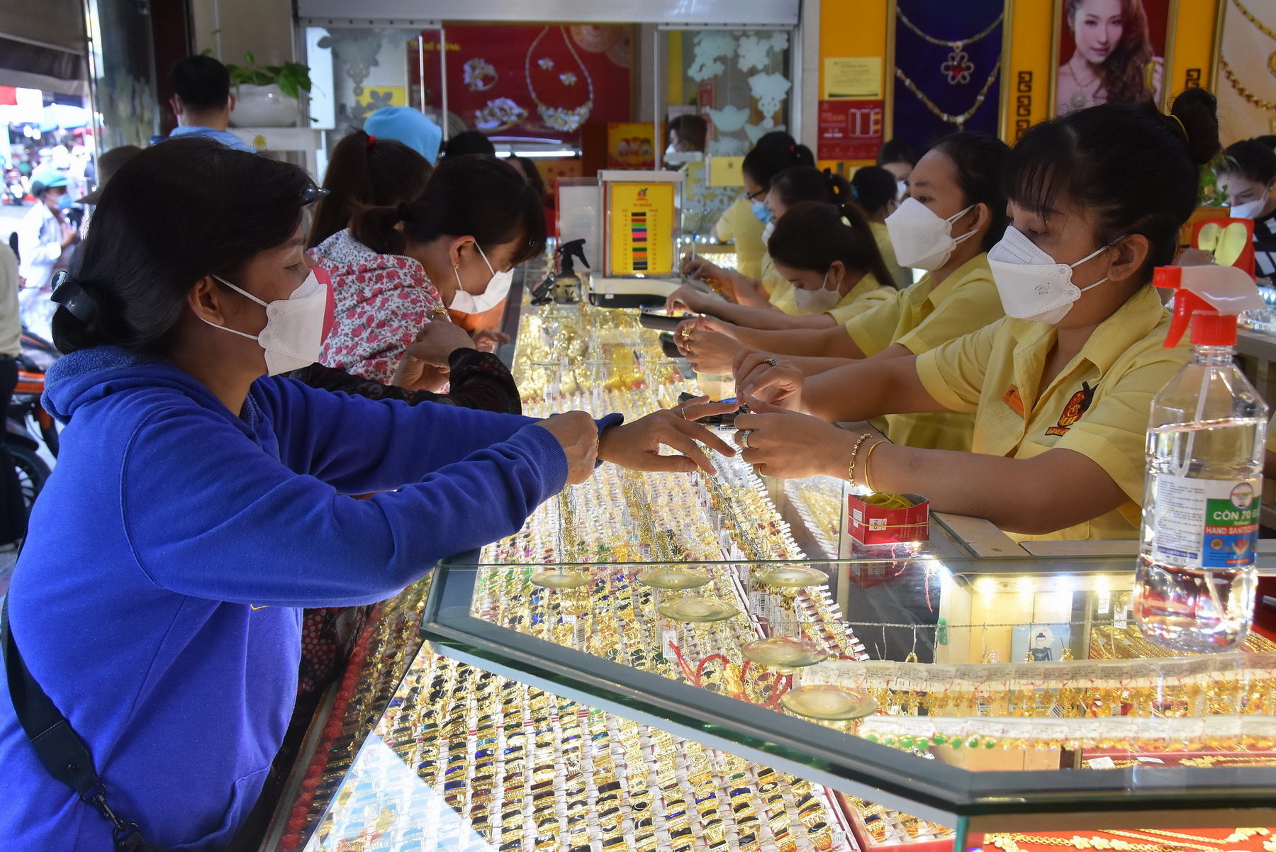 Giá vàng hôm nay 17-11: USD “bốc hơi” dữ dội, vàng tăng mạnh