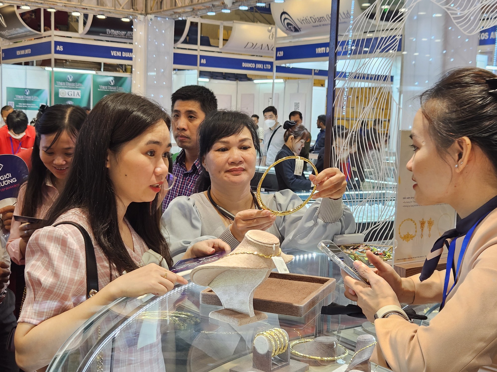 Đ&ocirc;ng nghẹt người đi mua v&agrave;ng, kim cương ở TP HCM - Ảnh 7.