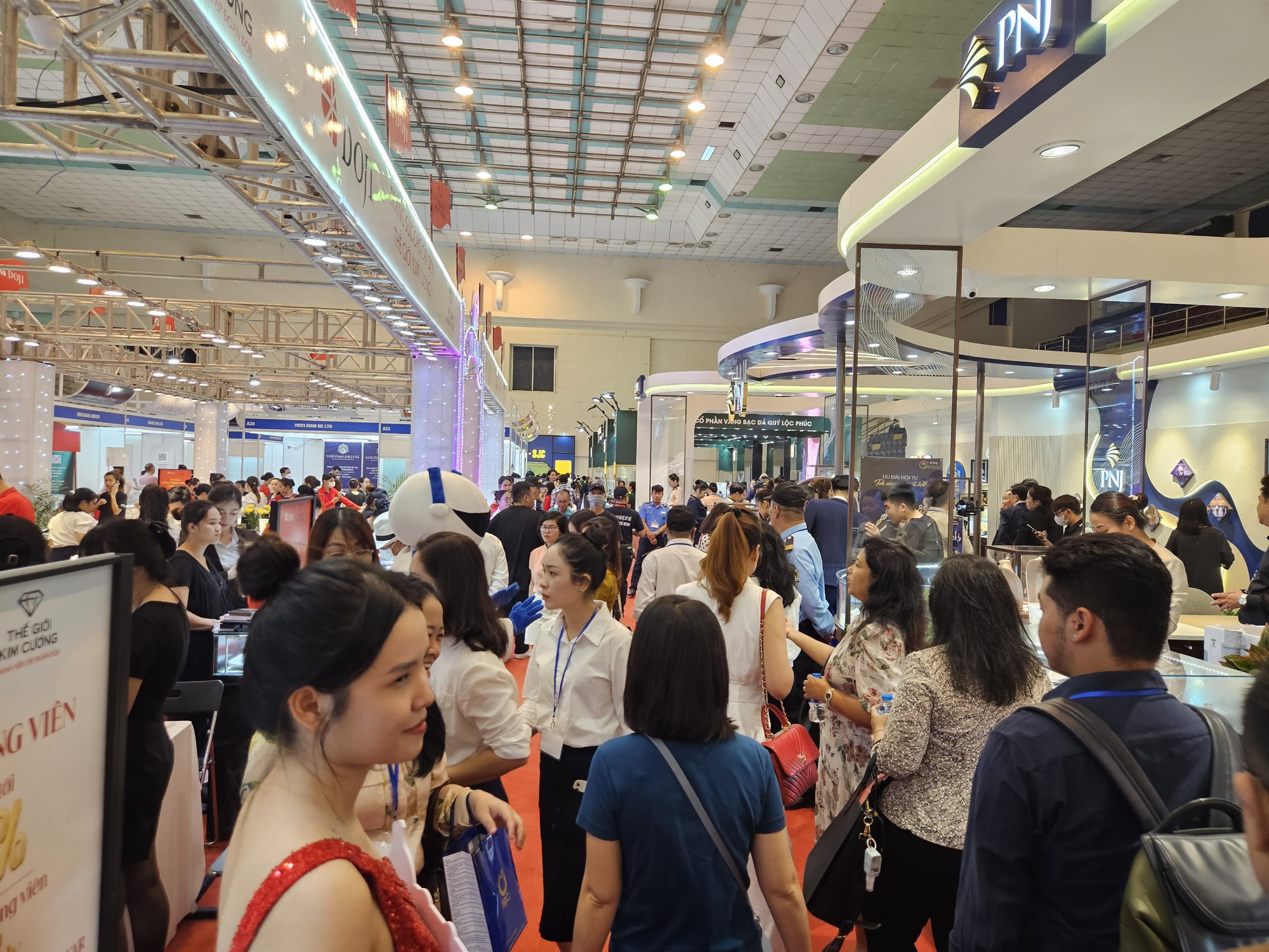 Đ&ocirc;ng nghẹt người đi mua v&agrave;ng, kim cương ở TP HCM - Ảnh 2.