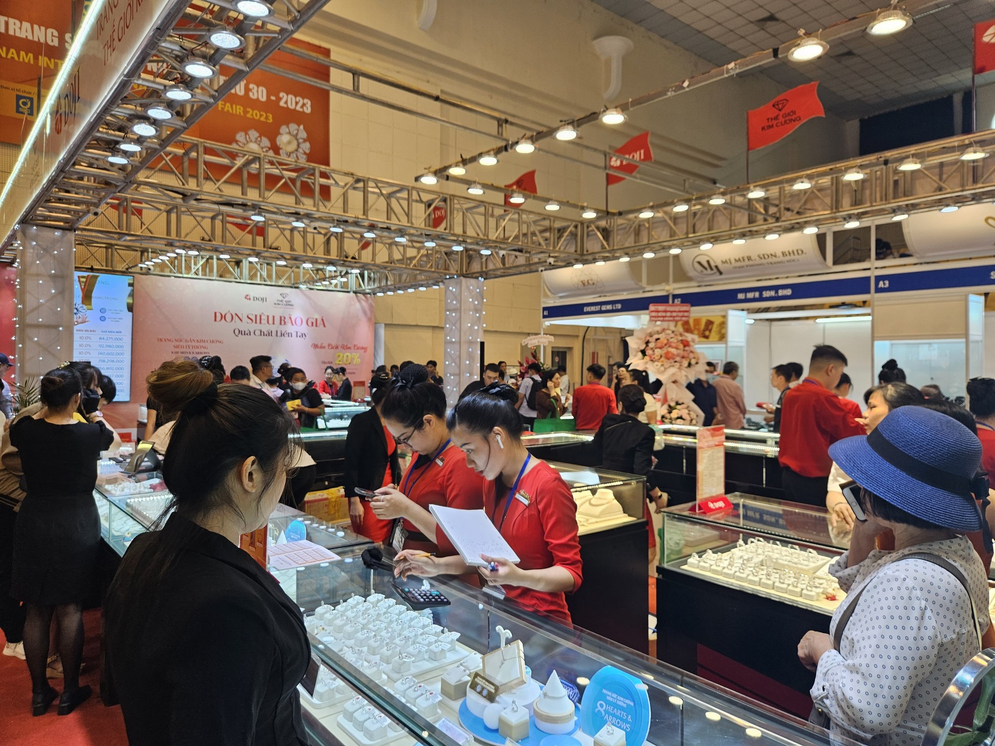 Đ&ocirc;ng nghẹt người đi mua v&agrave;ng, kim cương ở TP HCM - Ảnh 4.