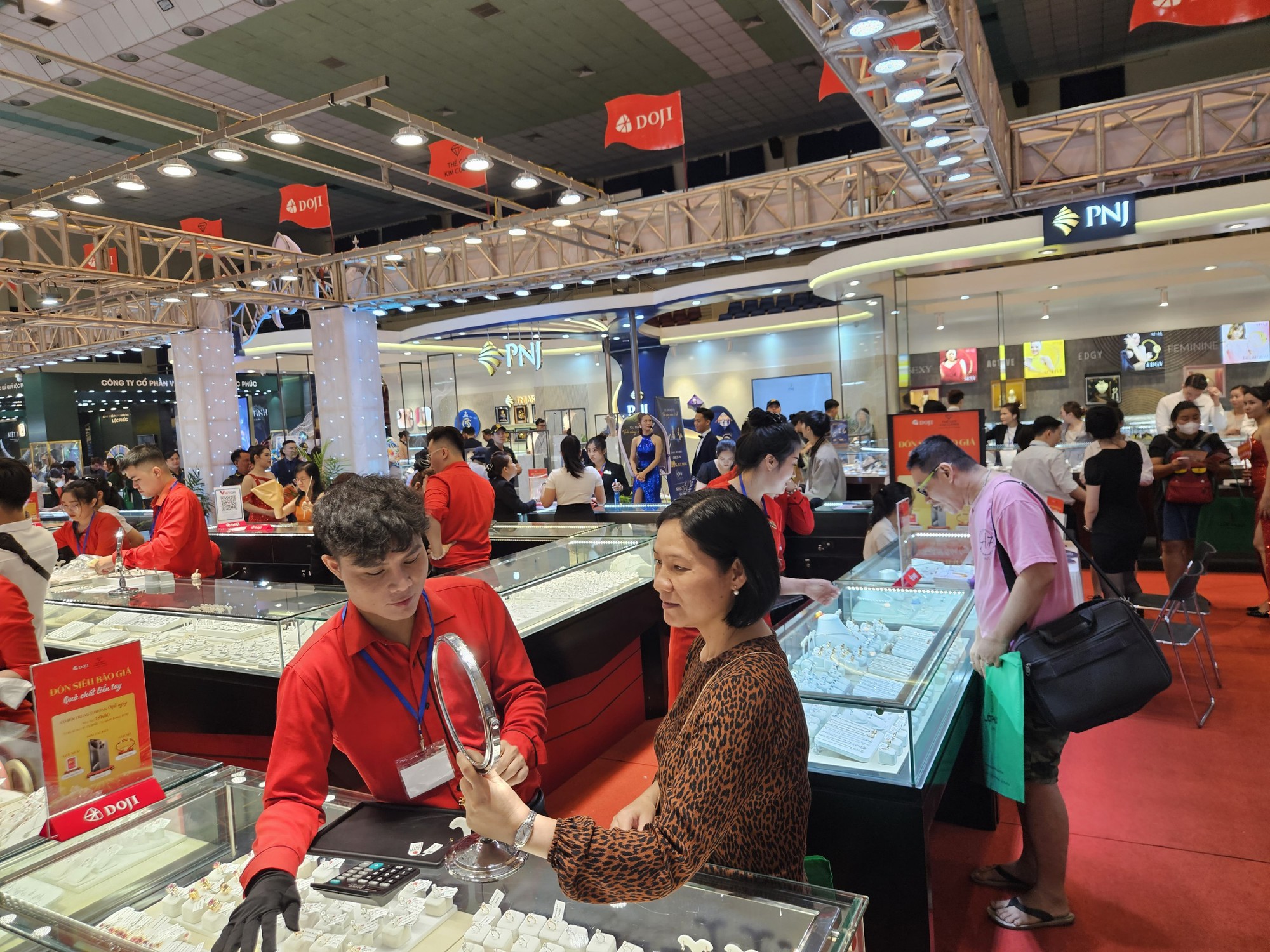 Đ&ocirc;ng nghẹt người đi mua v&agrave;ng, kim cương ở TP HCM - Ảnh 8.
