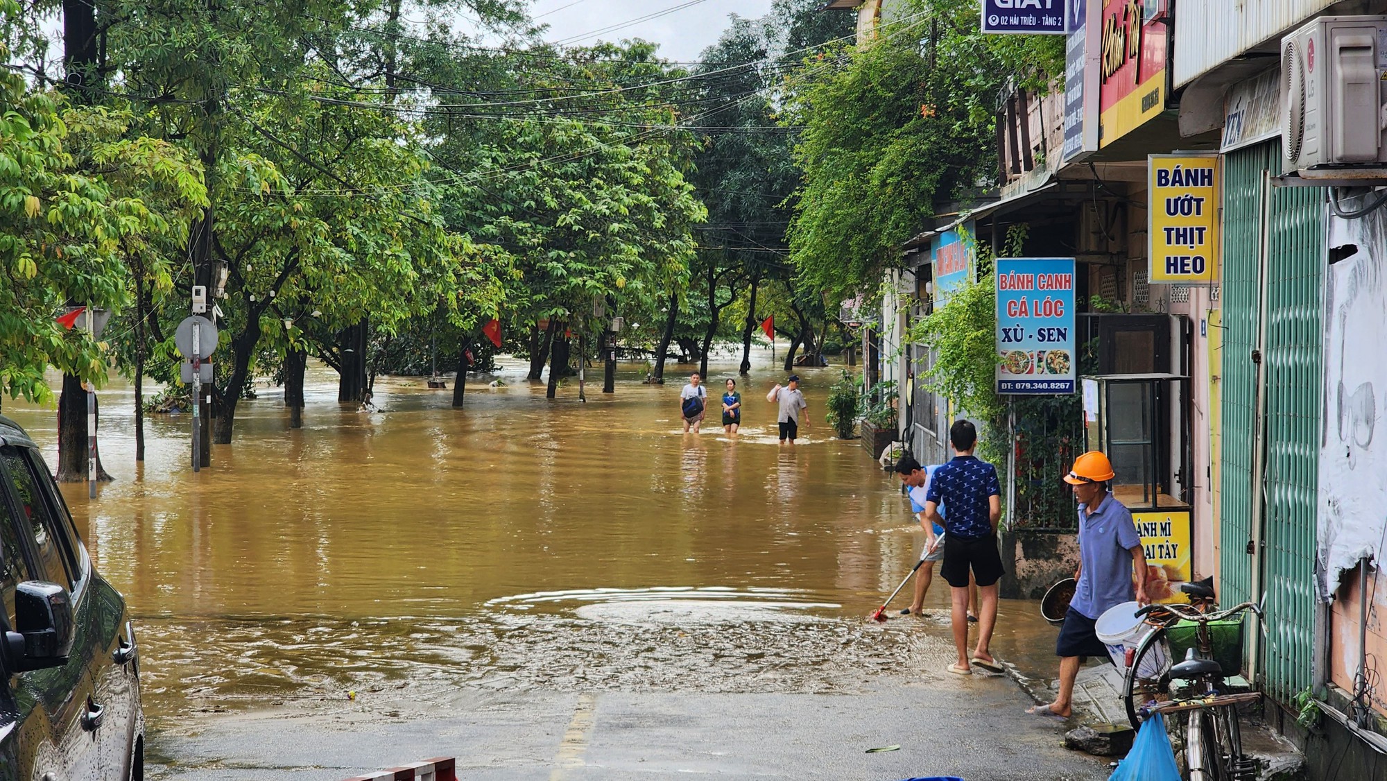 Nước s&ocirc;ng Hương đang r&uacute;t nhưng cảnh b&aacute;o t&aacute;i ngập - Ảnh 4.