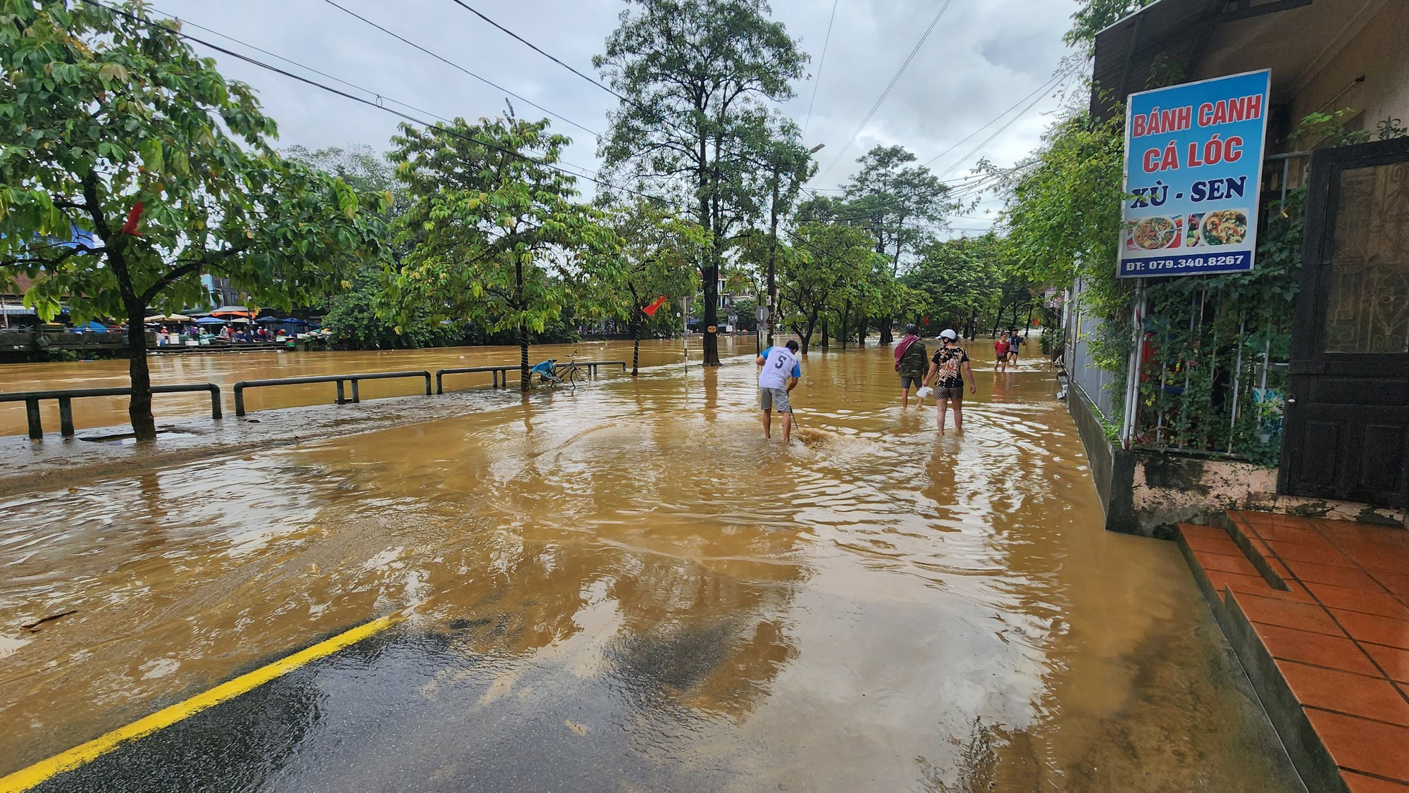 Nước s&ocirc;ng Hương đang r&uacute;t nhưng cảnh b&aacute;o t&aacute;i ngập - Ảnh 5.