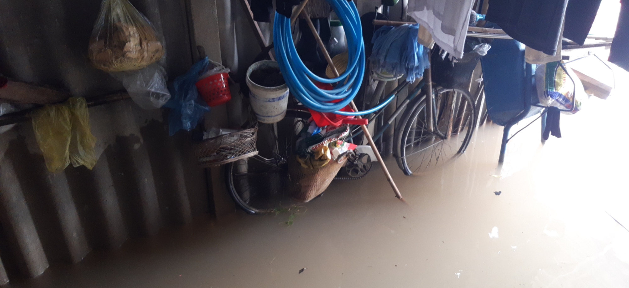 Nước s&ocirc;ng Hương đang r&uacute;t nhưng cảnh b&aacute;o t&aacute;i ngập - Ảnh 14.