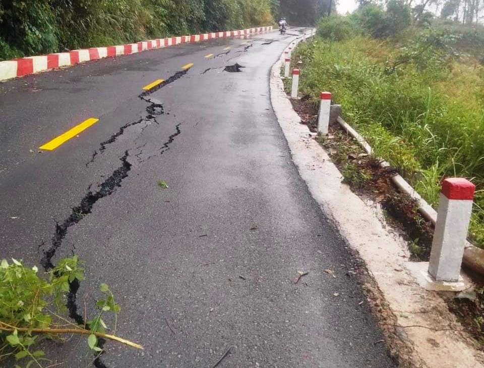 Kinh ho&agrave;ng cảnh sạt lở đe dọa nuốt người đi đường - Ảnh 3.
