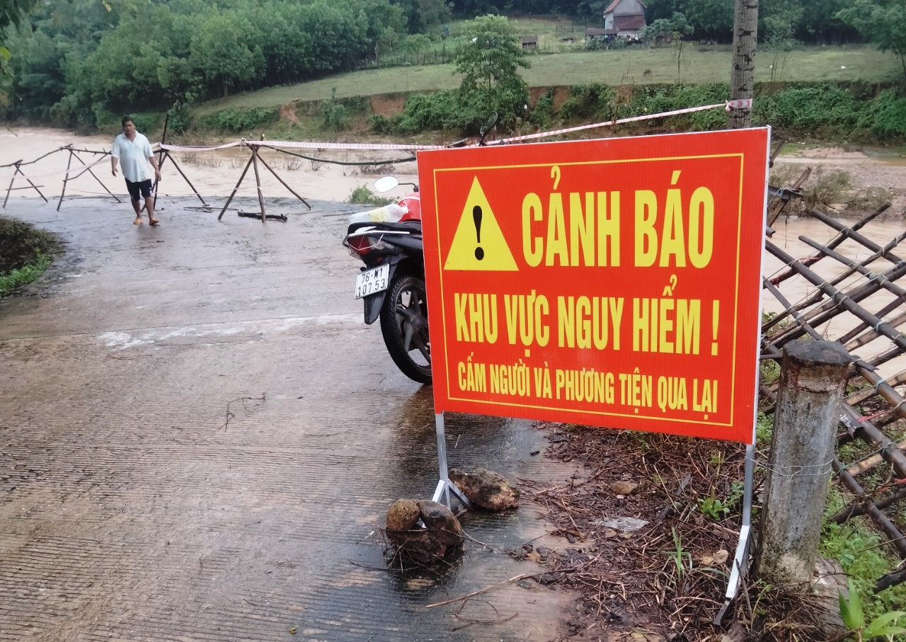 Kinh ho&agrave;ng cảnh sạt lở đe dọa nuốt người đi đường - Ảnh 6.