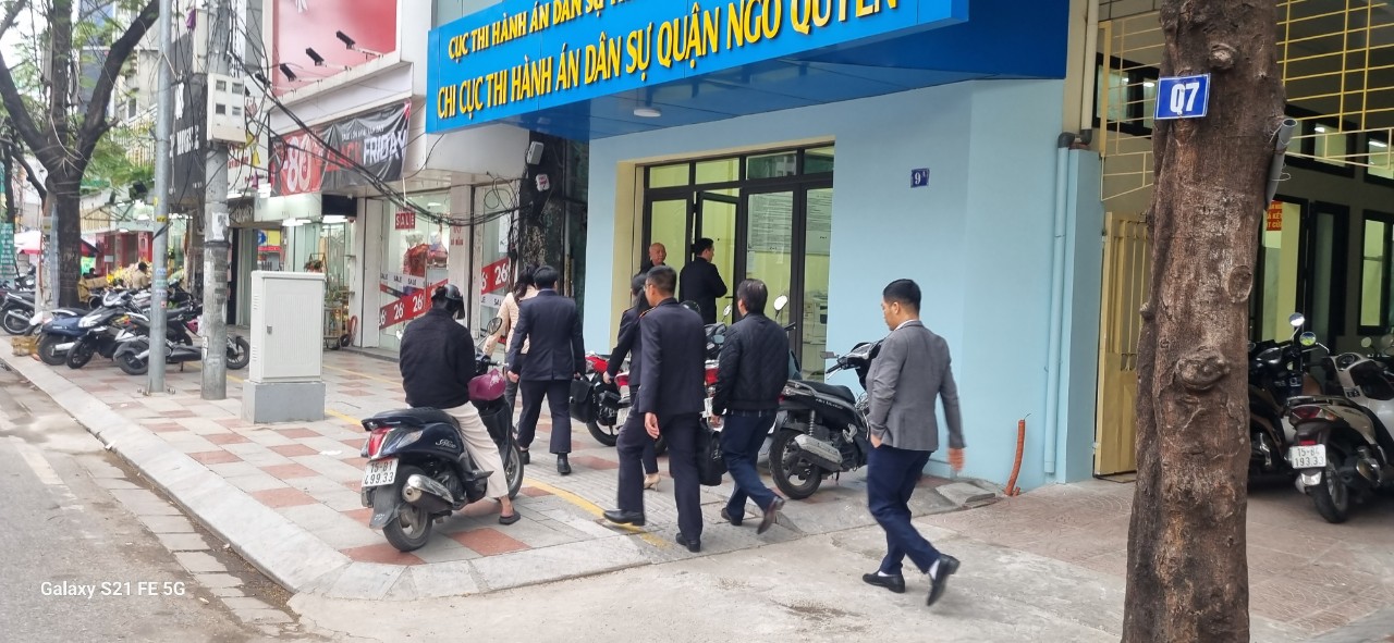VIDEO: Bắt một chấp h&agrave;nh vi&ecirc;n cơ quan thi h&agrave;nh &aacute;n - Ảnh 3.
