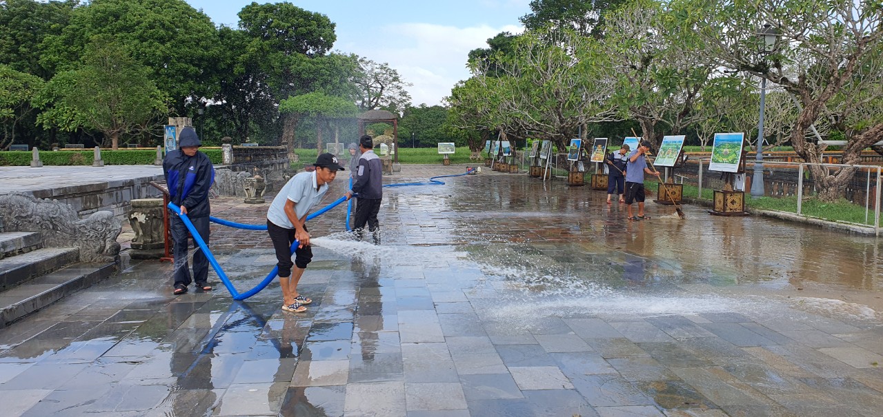 Sau lũ lụt, lũ bùn vây bủa TP Huế - Ảnh 14.