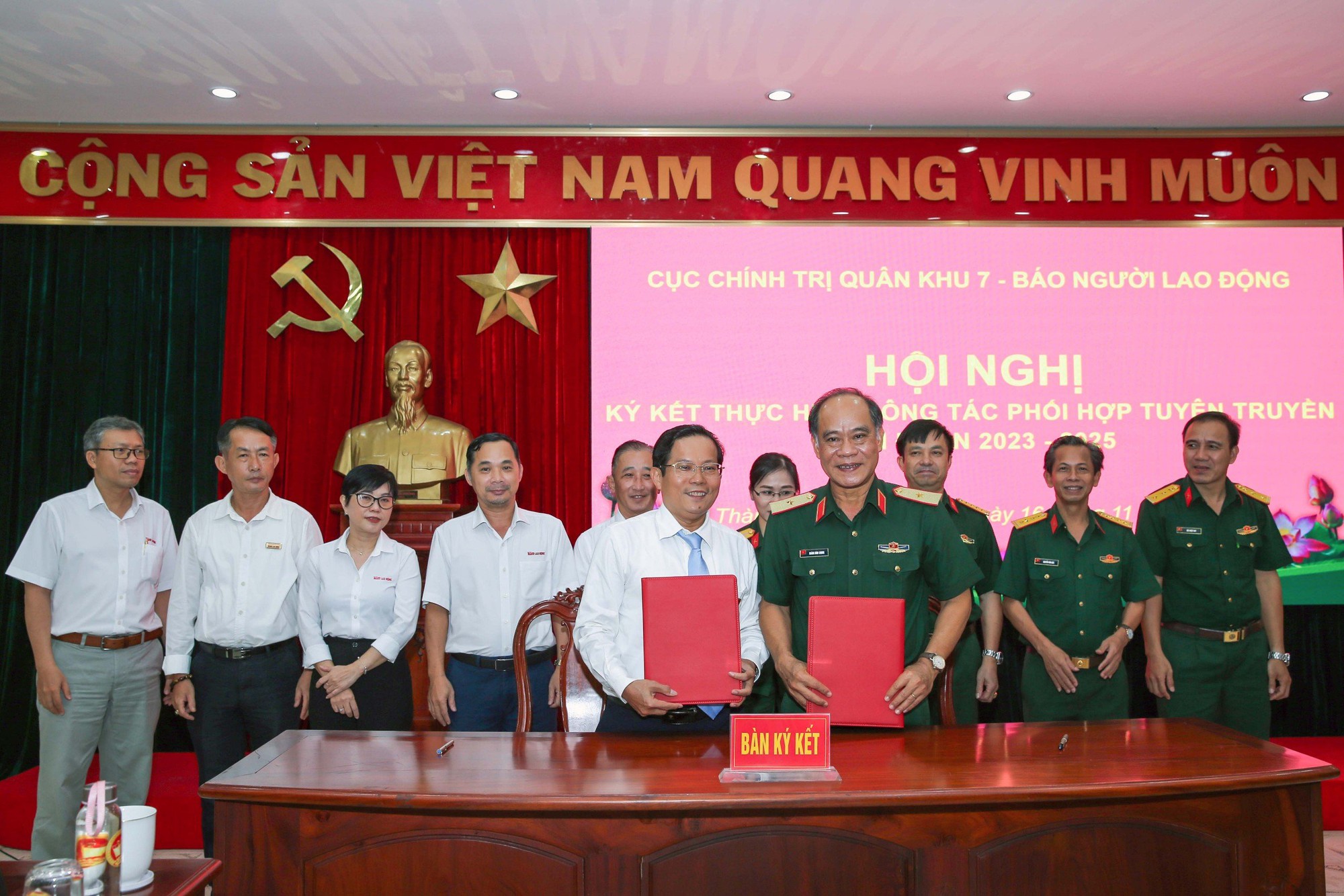 Bước tiến mới trong phối hợp giữa Cục Chính trị Quân khu 7 và Báo Người Lao Động