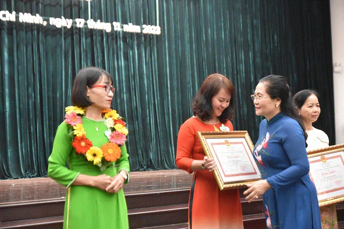 Bằng cả tr&aacute;i tim (*) - Ảnh 1.