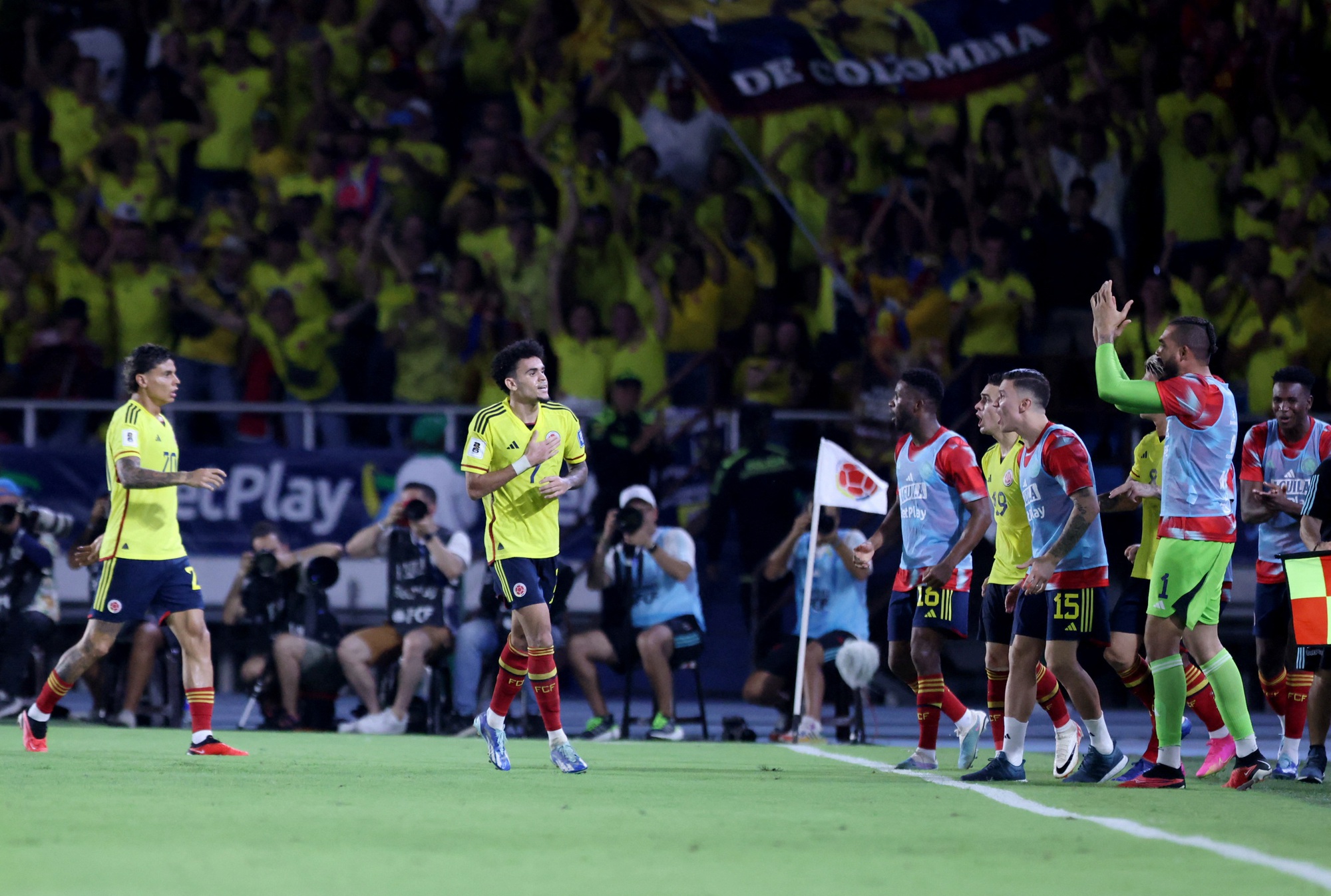 Messi th&agrave;nh tội đồ Argentina, Colombia ngược d&ograve;ng Brazil duy tr&igrave; mạch bất bại - Ảnh 4.