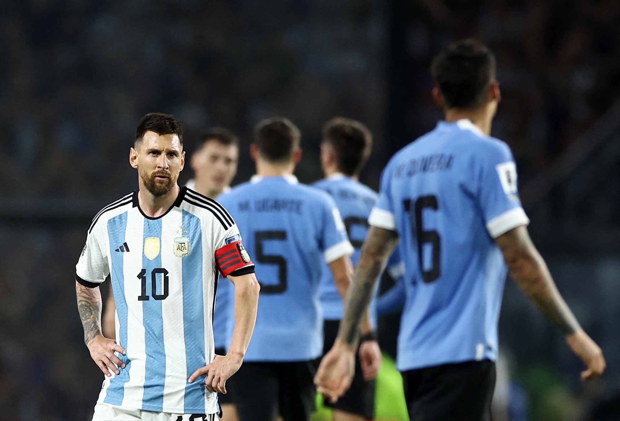 Messi th&agrave;nh tội đồ Argentina, Colombia ngược d&ograve;ng Brazil duy tr&igrave; mạch bất bại - Ảnh 3.