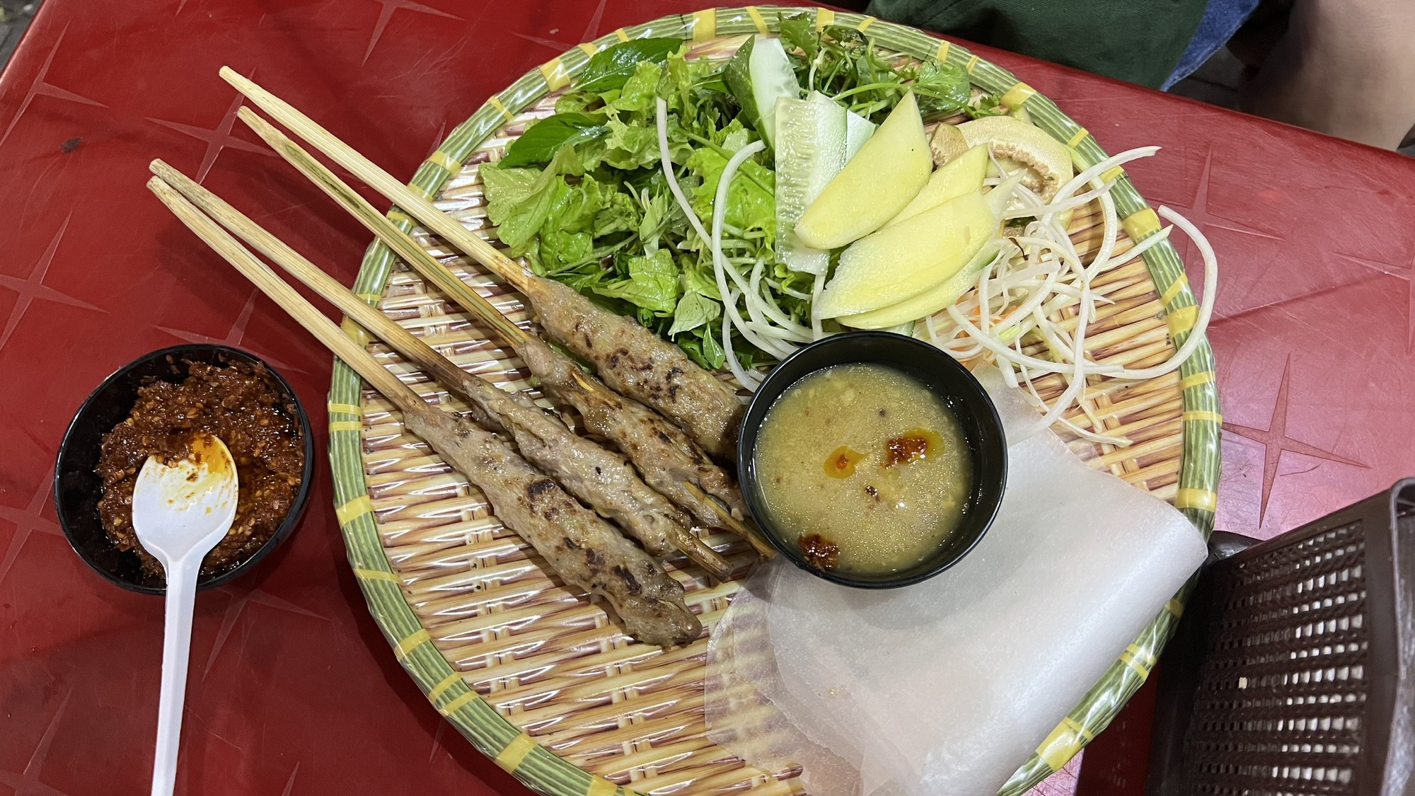 Phố ẩm thực chợ Đông Ba nhộn nhịp trở lại sau ngập lụt