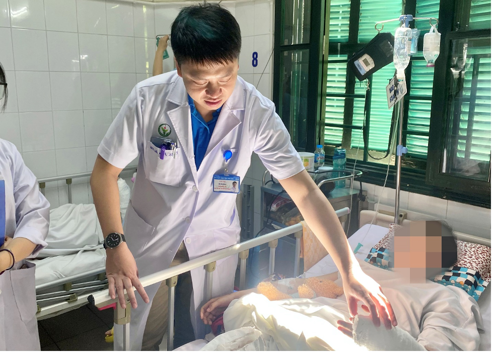 Áo chống nắng cuốn vào bánh xe máy, cô gái 18 tuổi gần đứt rời cánh tay