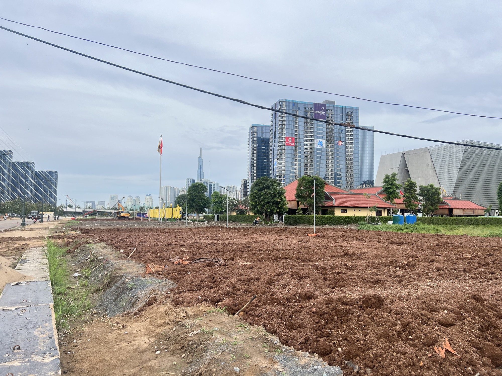 Cận cảnh thi c&ocirc;ng vườn hoa hướng dương cạnh bờ s&ocirc;ng S&agrave;i G&ograve;n - Ảnh 5.
