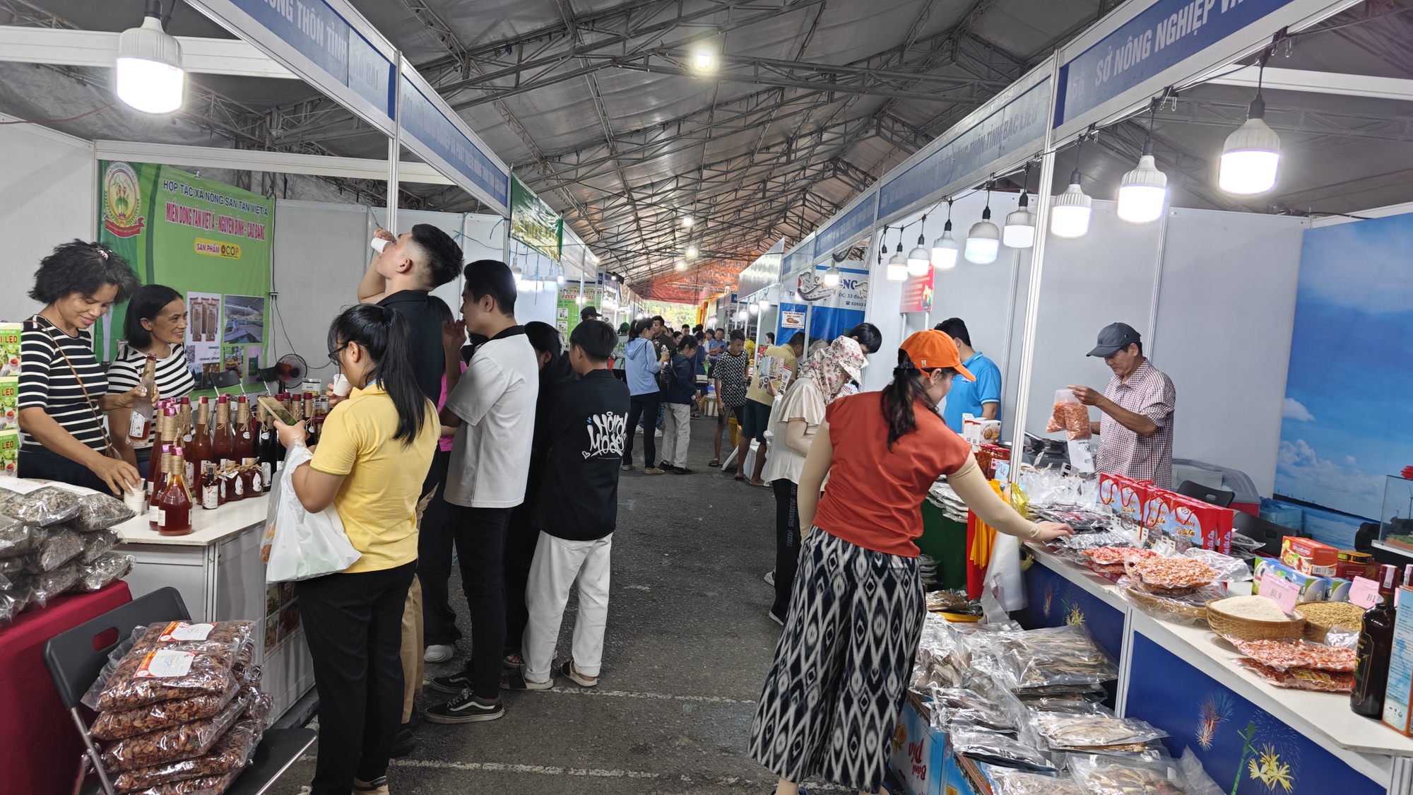 Nhiều s&acirc;m ngọc linh, đ&ocirc;ng tr&ugrave;ng hạ thảo tại hội chợ n&ocirc;ng nghiệp TP HCM - Ảnh 9.