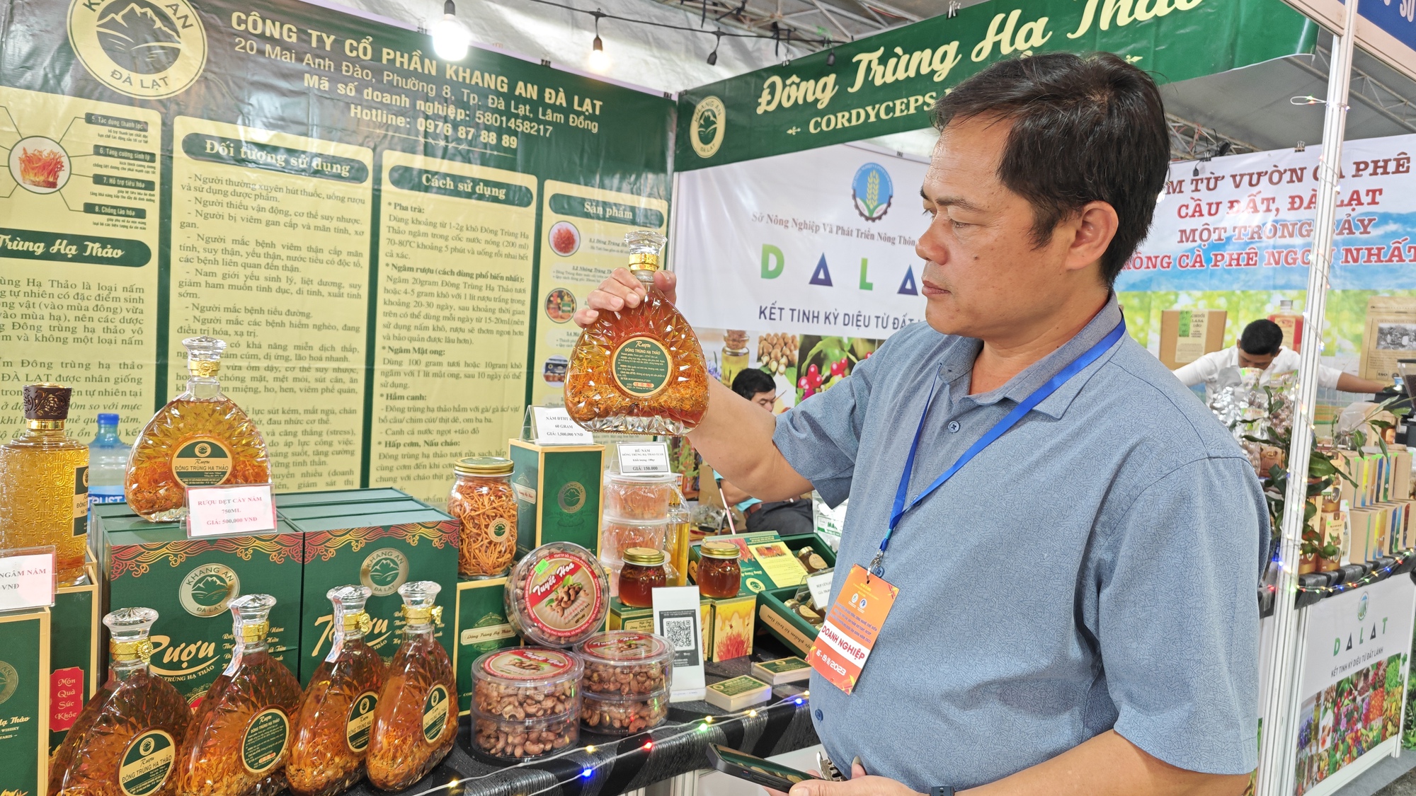 Nhiều s&acirc;m ngọc linh, đ&ocirc;ng tr&ugrave;ng hạ thảo tại hội chợ n&ocirc;ng nghiệp TP HCM - Ảnh 7.