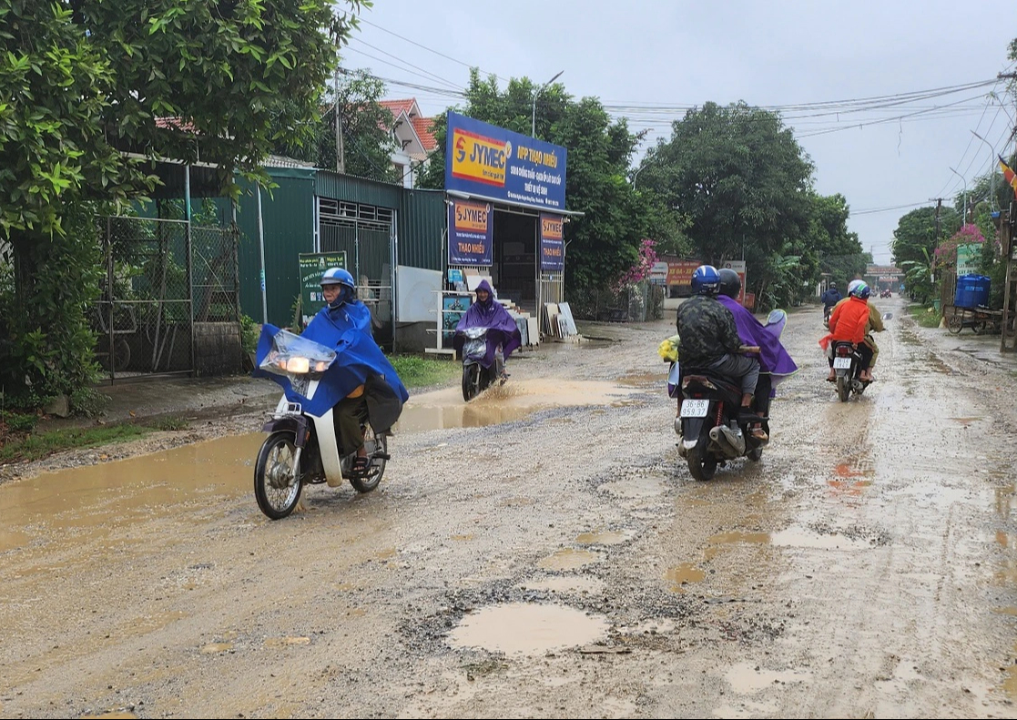 Đường nát bươm, nhà nứt toác sau thi công cao tốc Bắc - Nam