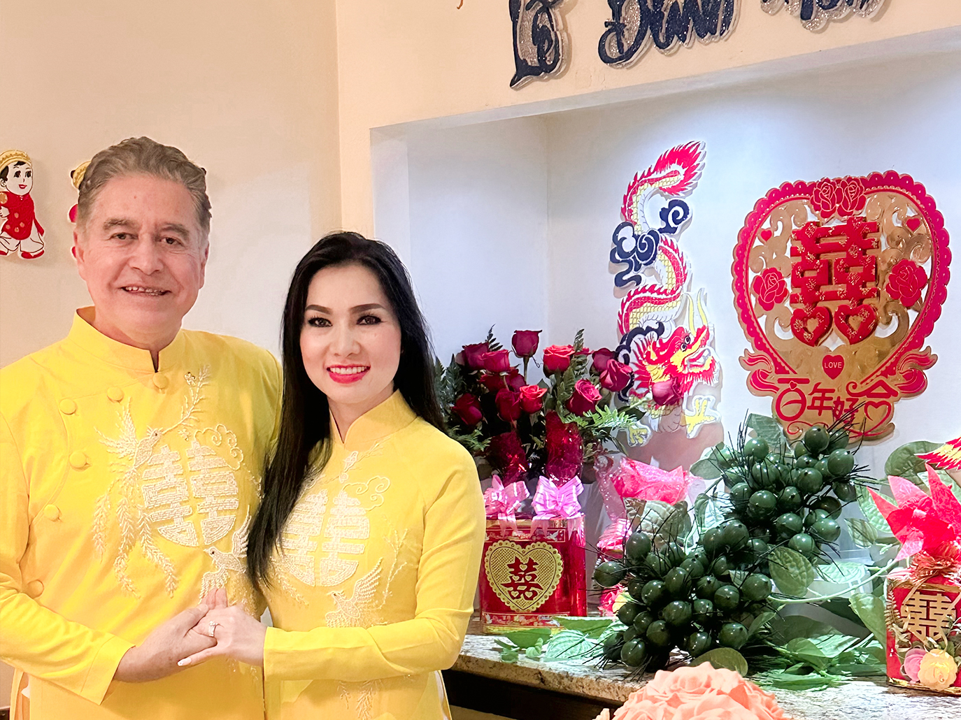 Ca sĩ Kavie Trần và chồng Tây diện áo dài làm lễ đính hôn