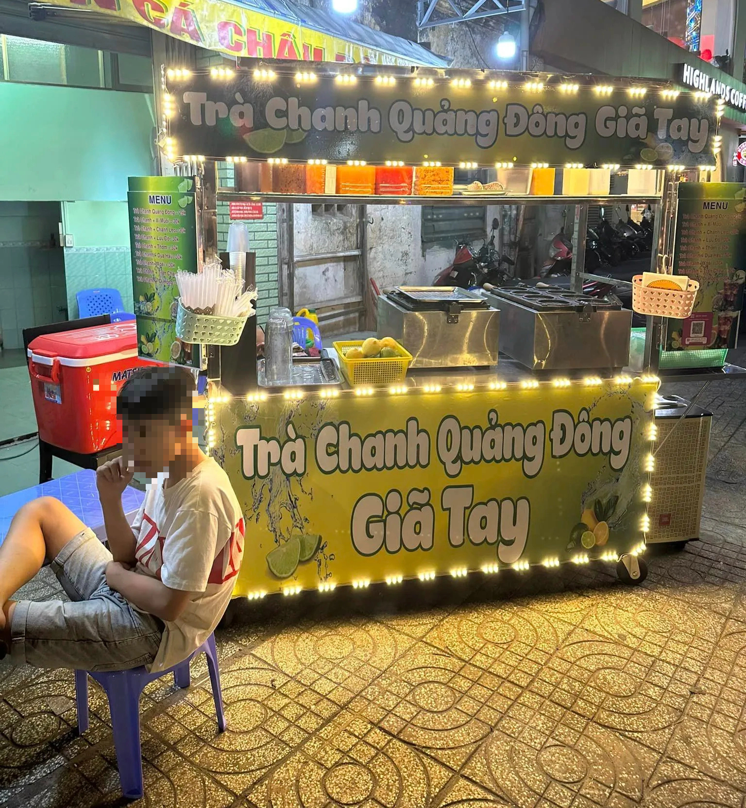 Trà mãng cầu, bánh đồng xu… hết “hot”, người bán đua nhau thanh lý máy móc - Ảnh 1.