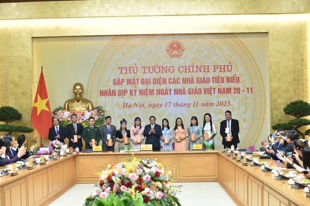 Thủ tướng: Chung sức với các thầy cô trong sự nghiệp trồng người