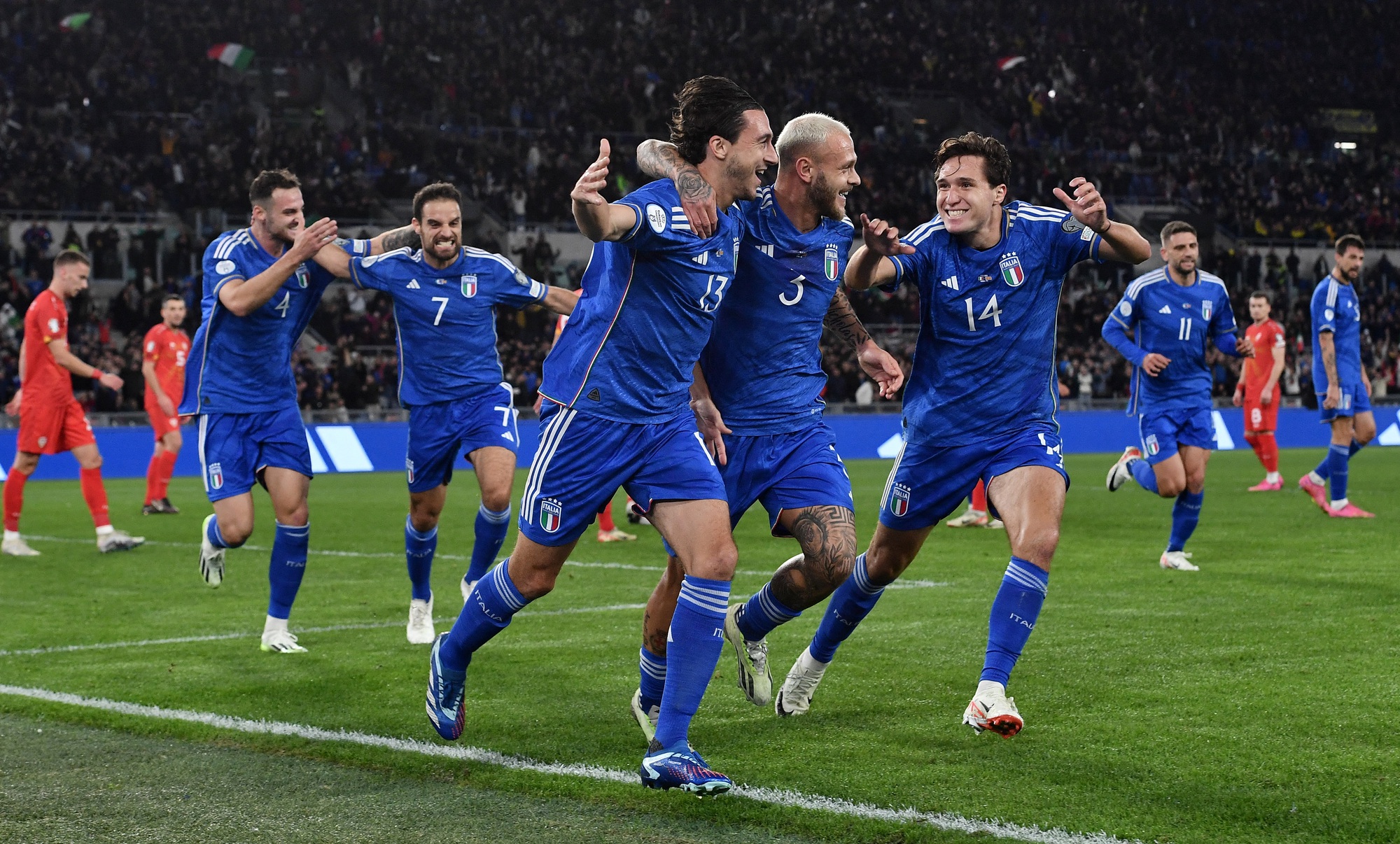 Thắng Bắc Macedonia ở trận cầu 7 bàn, Ý bùng nổ chờ vé dự EURO 2024