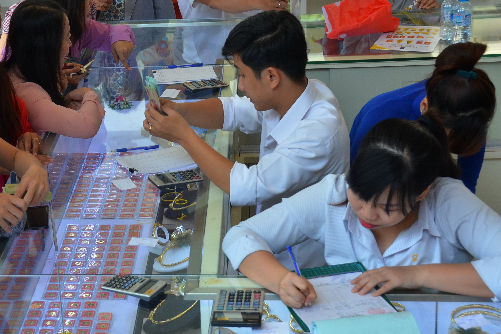 Giá vàng hôm nay 18-11: USD đảo chiều tăng giá, vàng đi xuống