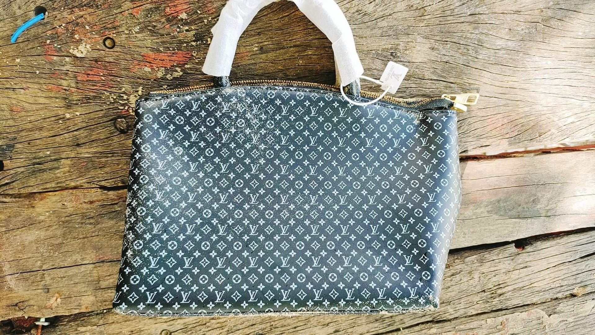 Nhặt rác làm sạch biển, lượm được túi hàng hiệu Louis Vuitton
