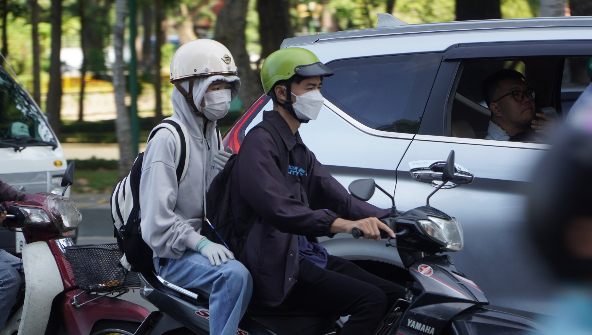 Thời tiết TP HCM: Trời se se lạnh, người dân mặc thêm áo ấm ra đường - Ảnh 1.