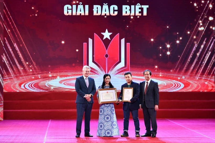 Trao giải báo chí toàn quốc Vì sự nghiệp giáo dục Việt Nam - Ảnh 1.