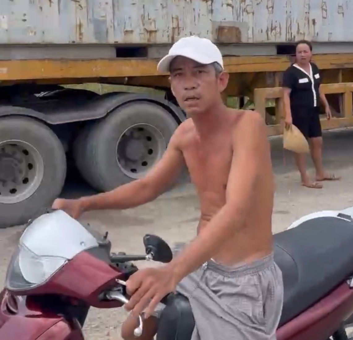 TP HCM: Bắt nh&oacute;m chuy&ecirc;n chặn xe, thu tiền tr&aacute;i ph&eacute;p - Ảnh 4.